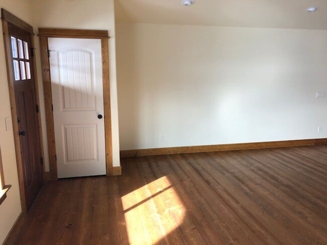 Building Photo - Comfortable Living in the Heart of Valley ...