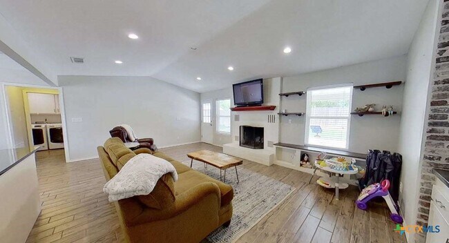 Building Photo - 323 Cardinal Dr