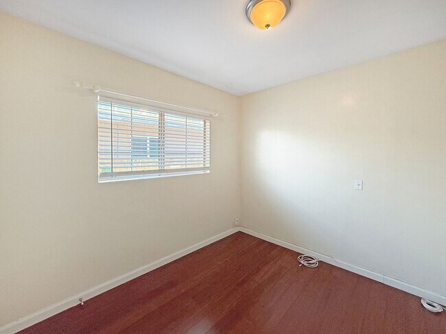 Building Photo - Spacious 2B/1BA Upgraded House w/ W/D, Lar...