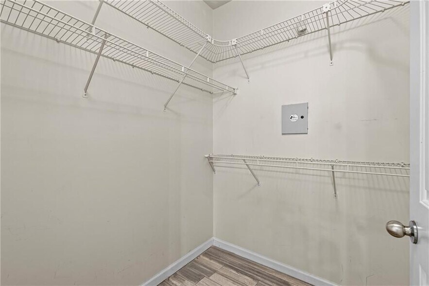 Building Photo - 5641 Roswell Rd