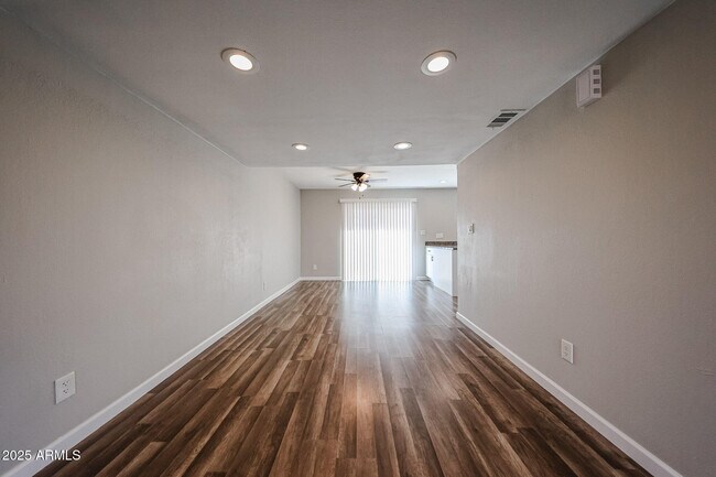 Building Photo - 1014 E Bendix Dr