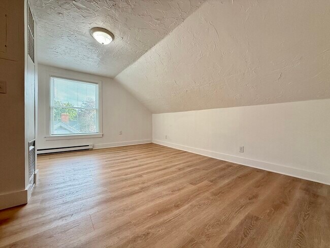 Building Photo - 542 Mt Hope St
