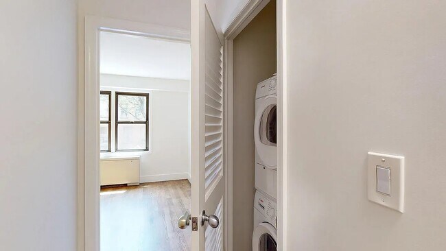 Building Photo - 220 E 63rd St