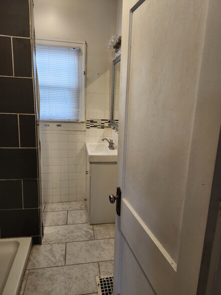 Bathroom - 4127 Boulevard Pl