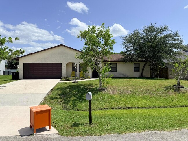Building Photo - 508 NW Azalea Ave