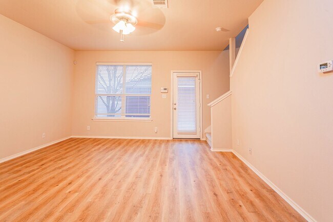 Building Photo - 3/BR 2.5/BA Cozy Two-Level Home with Fence...