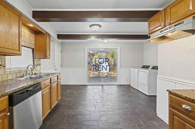 Building Photo - 2429 Lincoln Manor Dr