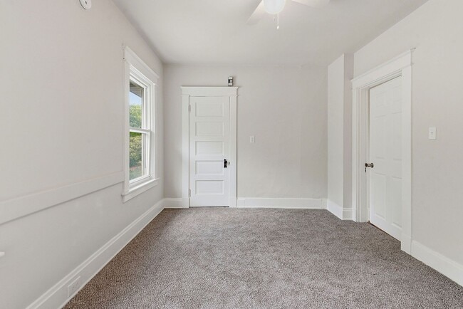 Building Photo - CHEVIOT: Charming 4 bed 2.5 bath 1 car detached garage