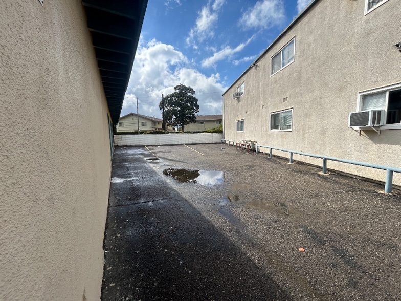 Building Photo - 2340 W Greenacre Ave