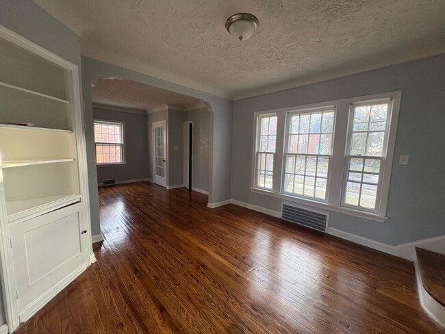 Building Photo - Charming 3 Bedroom for Rent In Cleveland H...