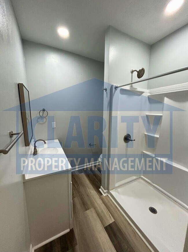 Building Photo - 2 bedroom apartment next to Lee University...