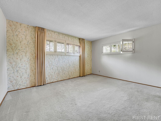 Building Photo - 5250 Vickie Dr