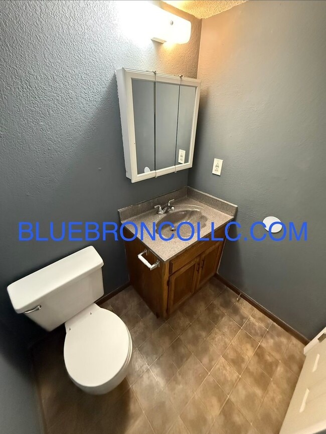 Building Photo - Spacious 3 bedroom with a great layout