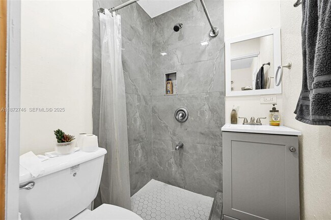 Building Photo - 6840 SW 26th Ct