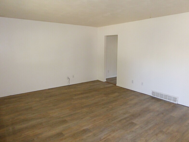 Building Photo - 1040 Ponderosa Dr