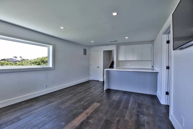 Building Photo - 686 Port Dr