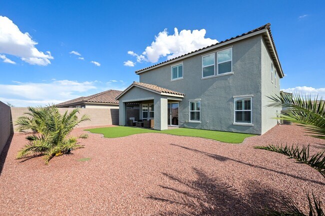 Building Photo - Mountains Edge!! Gated!!  4 bedrooms!! Primary Bedroom and bath down Stairs!! 2 Primary bedrooms!...