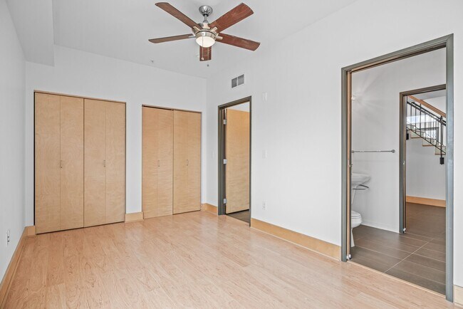 Building Photo - Modern 1-Bed 1.5-Bath + Den Condo in Minneapolis!