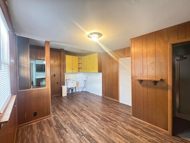 Building Photo - 617 E Main St