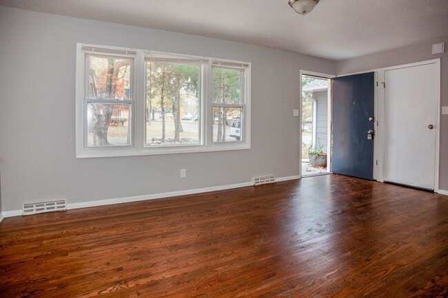 Building Photo - Beautiful Home in Kansas City!