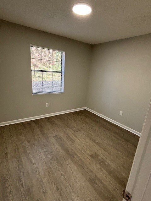 Building Photo - 1100 Crescent Dr