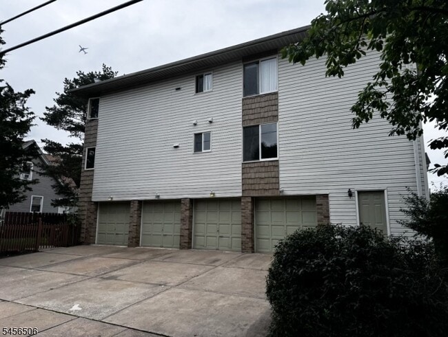 Building Photo - 226 Maple Ave