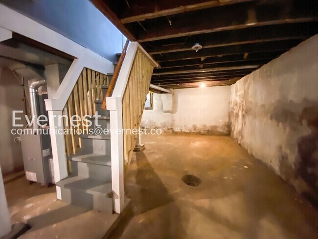 Building Photo - Cozy 2beds - 1bath Home with Off-Street Parking  / Available Now!