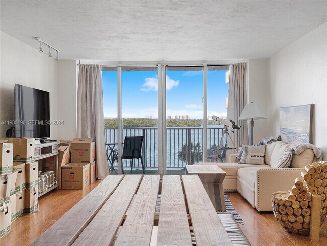 Building Photo - 10350 W Bay Harbor Dr