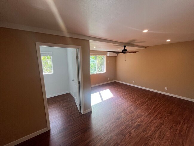 Building Photo - Renovated 6 Bedroom, 3.5 Bath Home with 2 Garages in Aina Haina