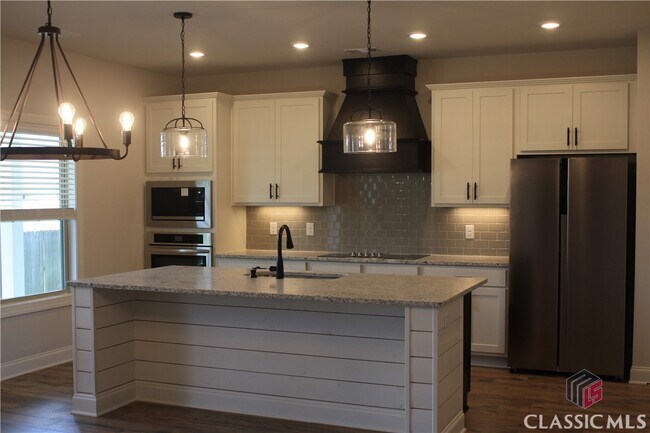 Building Photo - 305 Ridge Pointe Drive