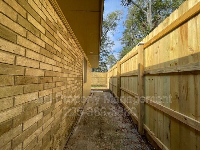 Building Photo - 4225 W Central Ave