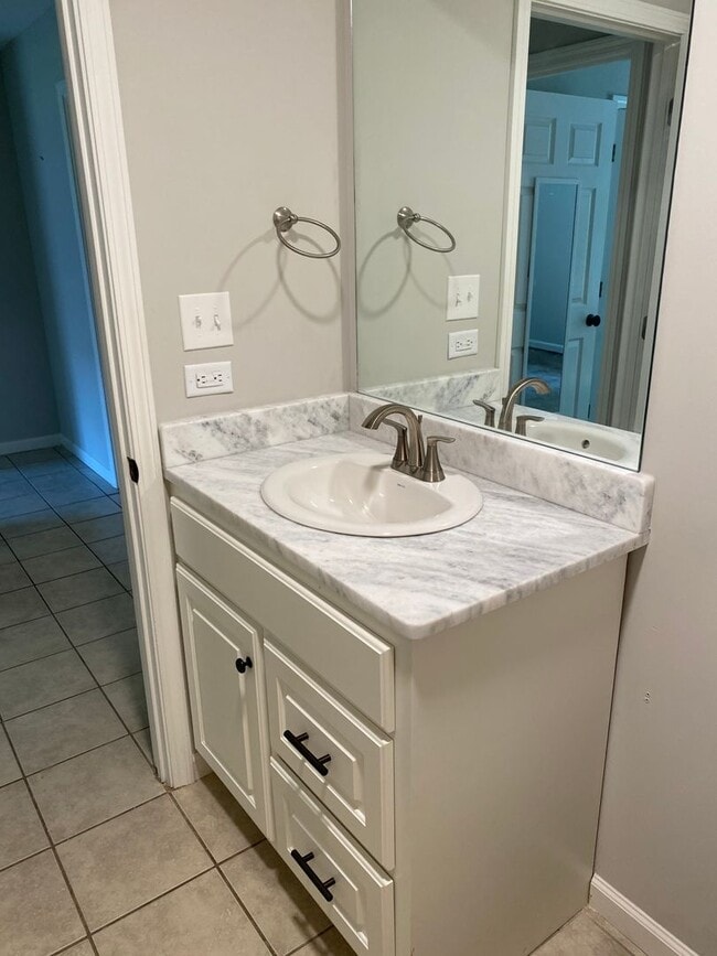 Building Photo - Split Floorplan Nestled off S. Lamar on Pe...