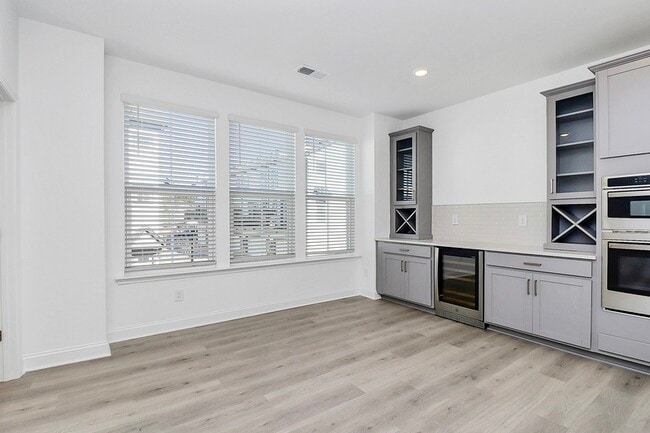 Building Photo - 707 Hoke Ln