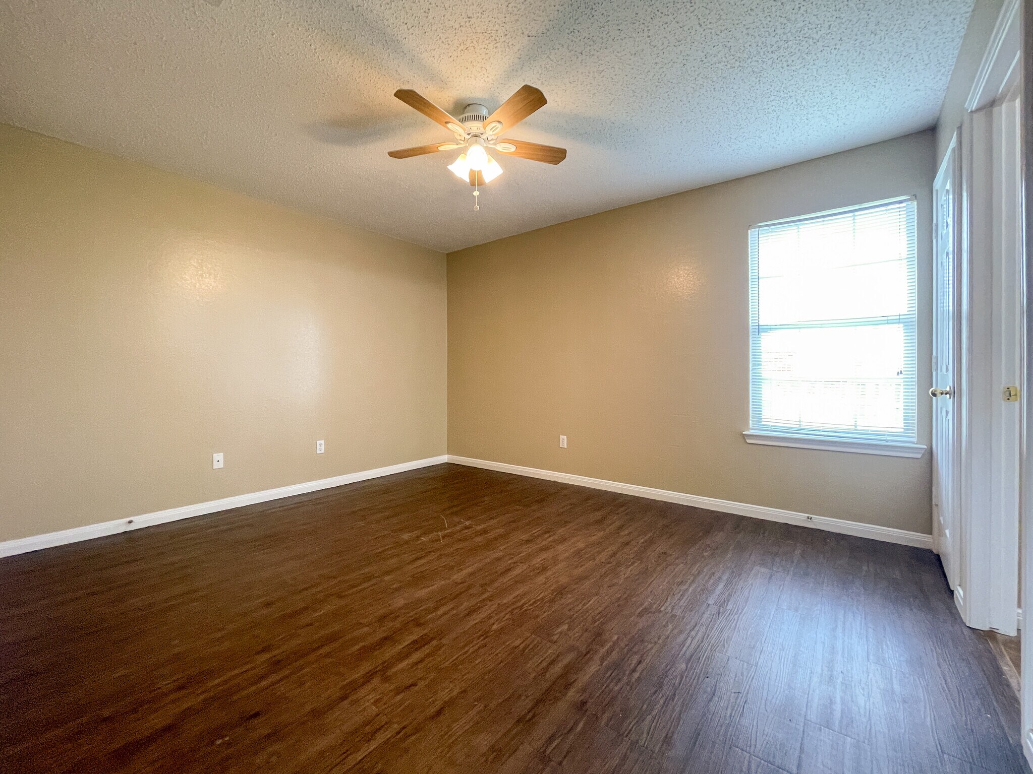 Building Photo - 115 Spring Berry Ln