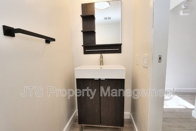 Building Photo - 9 Derow Ct