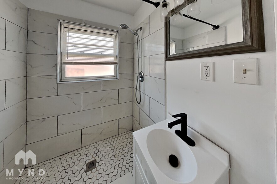 Building Photo - 1429 Vesta Ave