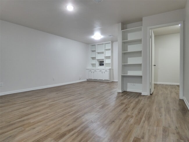 Building Photo - 610 Golfview Dr