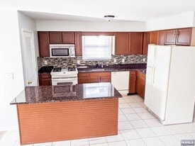 Building Photo - 10 Elm Ct
