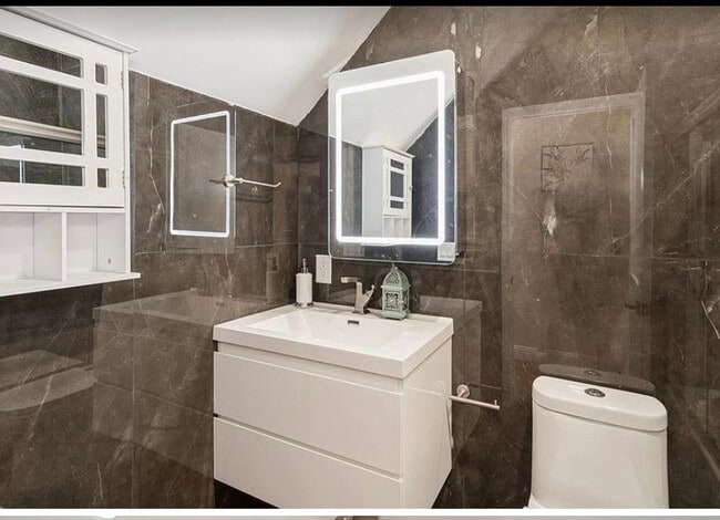 Building Photo - 586 Liberty Ave