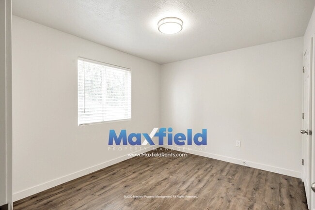 Building Photo - Pet Friendly Main Floor 3BD 2BA 2GA Unit Near Costco and High School