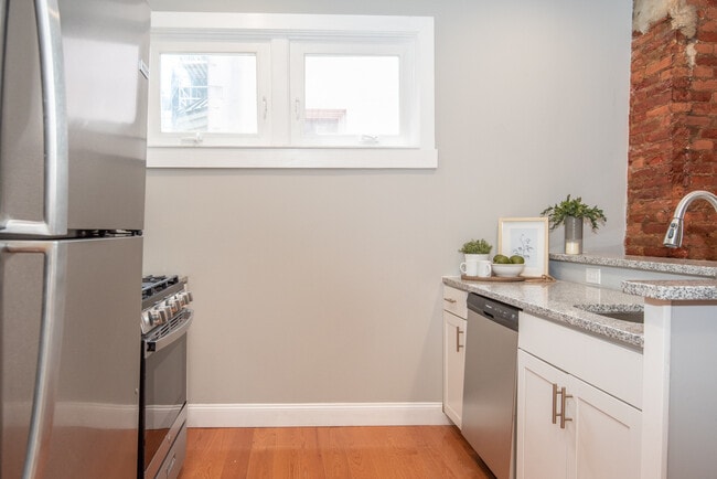 Building Photo - 318 N Duke St