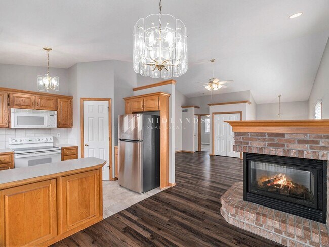 Building Photo - Beautiful Millard Townhome