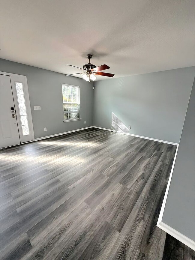 Building Photo - Beautiful End-Unit Townhouse in New Town –...