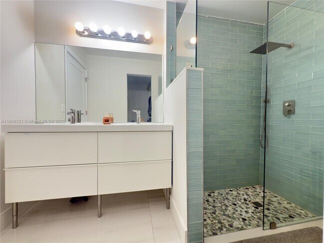 Building Photo - 3078 S Oakland Forest Dr