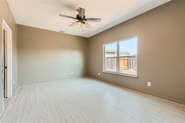 Building Photo - HUGE 5 BEDROOM HOME FOR RENT IN LUCKEY RANCH! WITHIN 10 MILES FROM LACKLAND AFB.