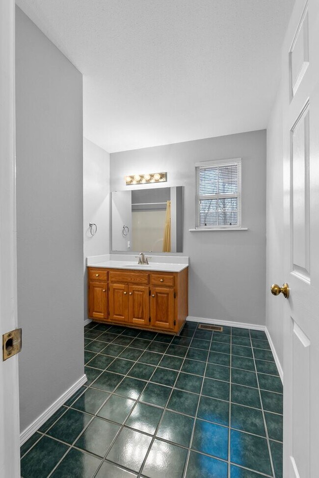 Building Photo - 911 Stonebridge Dr