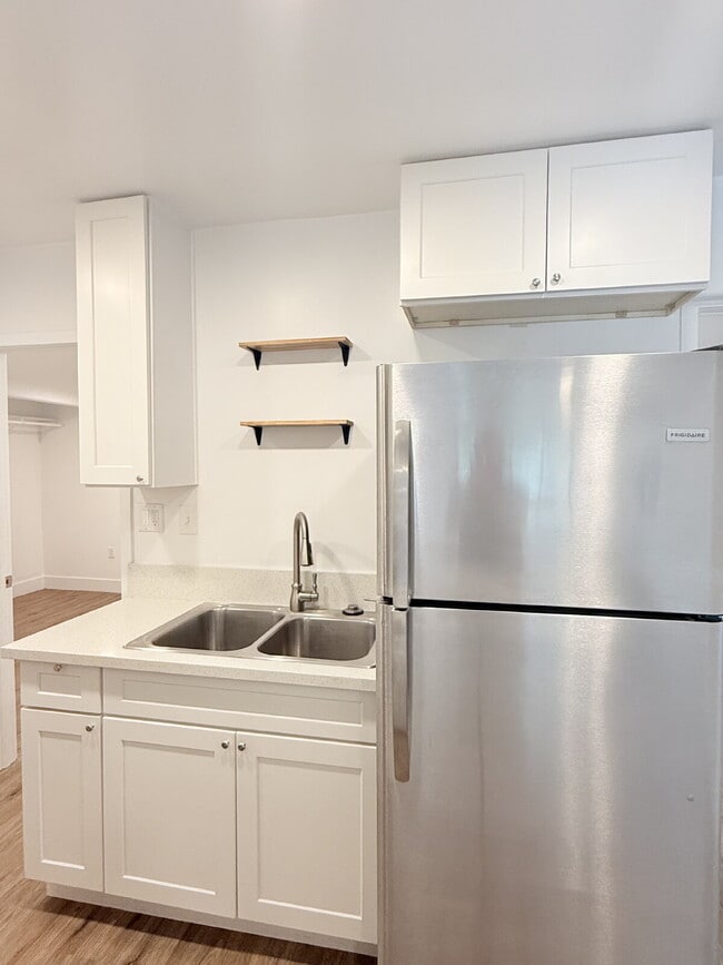 Building Photo - 3 BR / 2 BA Completely Remodeled Home