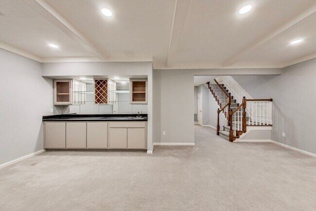 Building Photo - Spectacular 3 Bed + LOFT + 3.5 Bath- Custom Kitchen & Master Retreat w/ Beautiful Updates