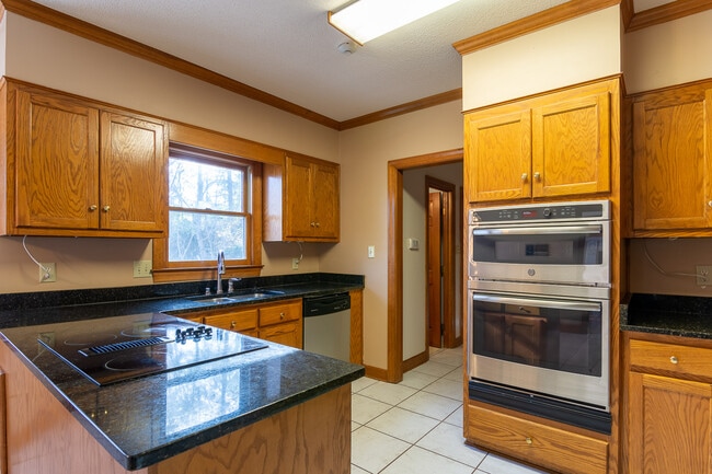 Building Photo - 4135 Knollcrest Cir N