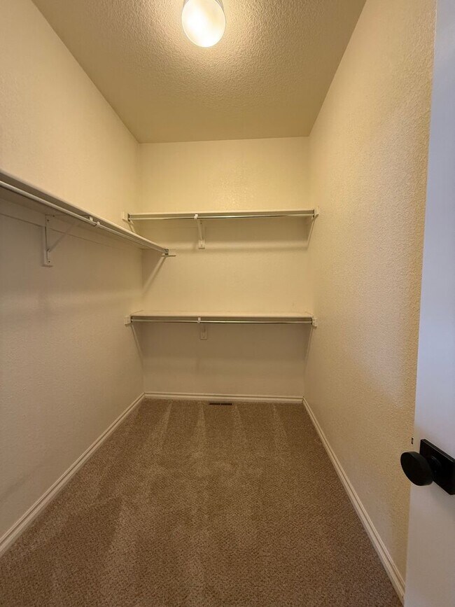 Building Photo - Bright and Modern 3-Bed, 2.5-Bath Townhous...